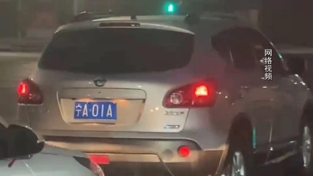 DƬ